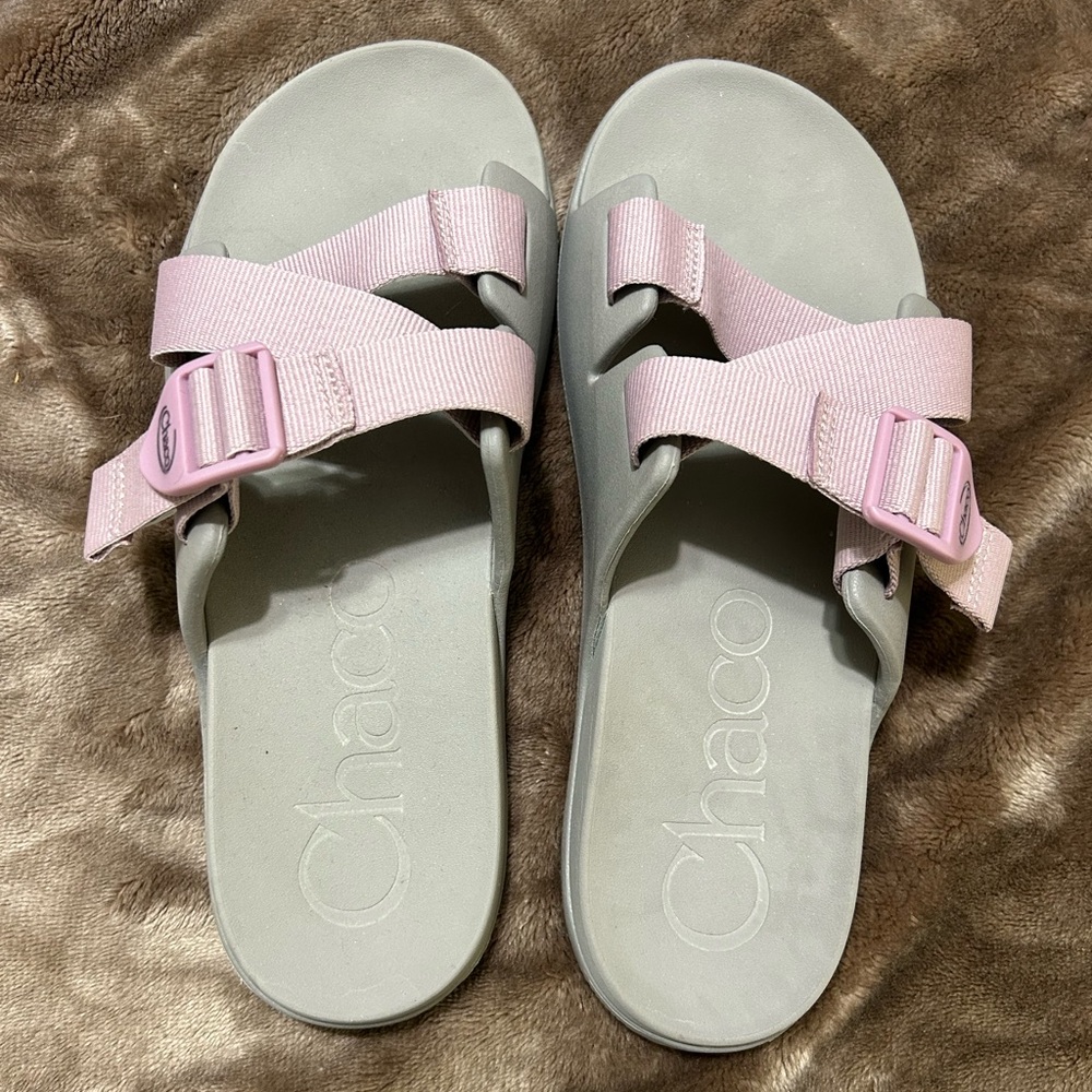 Chaco Chilllos Sandals women’s size 9 in light gray and light purple.